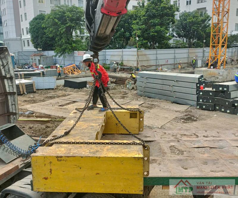 Xe cẩu 14 tấn nâng hạ máy ép nhựa 12 tấn vào nhà xưởng tại KCN Sóng Thần, Bình Dương
