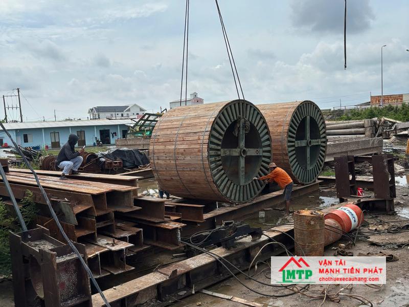 Cẩu cuộn cáp, vật tư ngành điện phục vụ thi công hệ thống công trình tại Buôn Ma Thuột, Đắk Lắk.