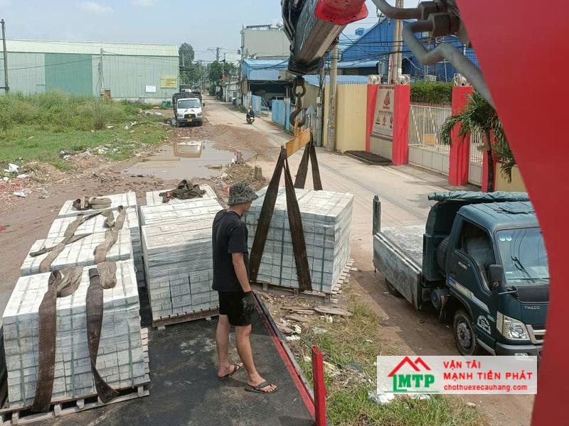 Vận chuyển đá và cẩu hạ cho công trình lắp đặt nhà máy tại TP Buôn Ma Thuột, Đắk Lắk