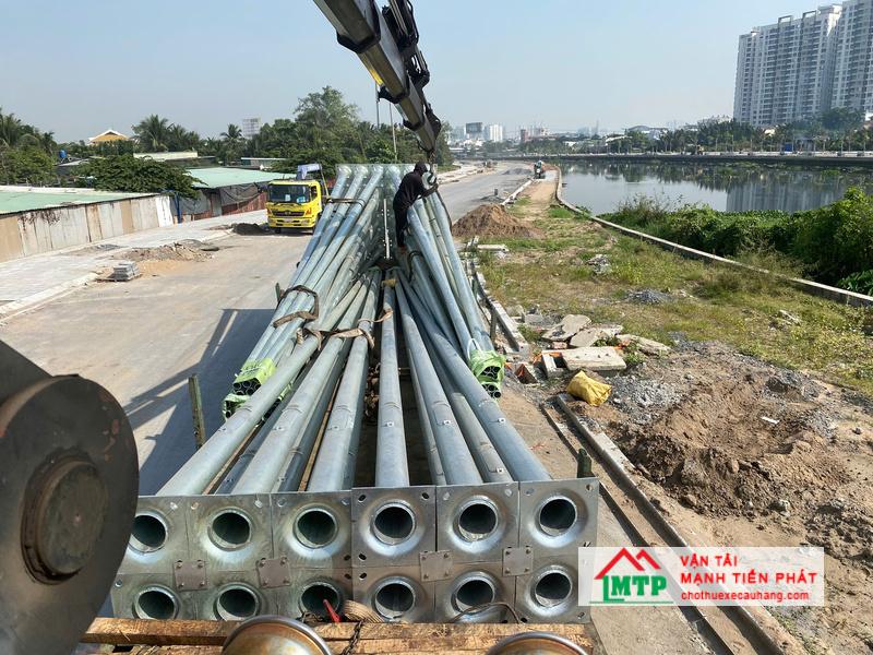 Cẩu hạ cột điện cho hệ thống đèn chiếu sáng tại khu đô thị mới ở Đắk Lắk