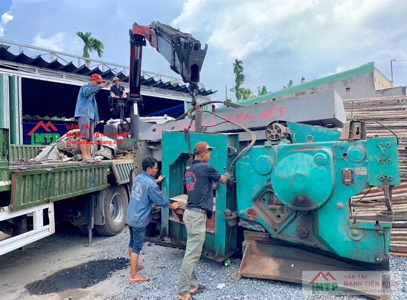 Xe cẩu 17 tấn đưa máy phát điện công suất lớn vào vị trí thi công tại KCN Hiệp Phước, TP.HCM