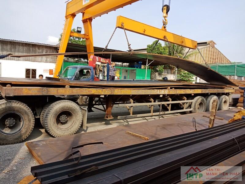 Xe cẩu 17 tấn bốc dỡ tấm thép cỡ lớn từ xe đầu kéo xuống công trình tại Đức Hòa, Long An