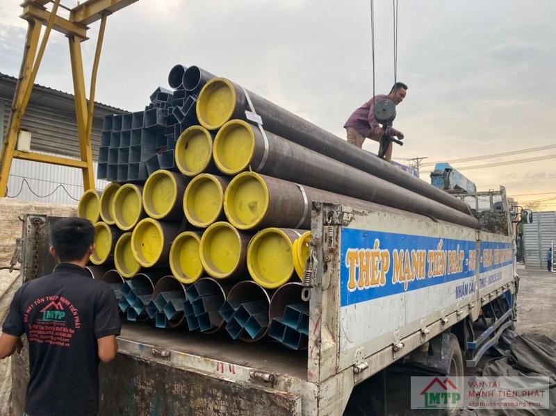 Xe cẩu 18 tấn hỗ trợ ống thép nhập khẩu cỡ lớn công nghiệp tại KCN Long Hậu, Long An