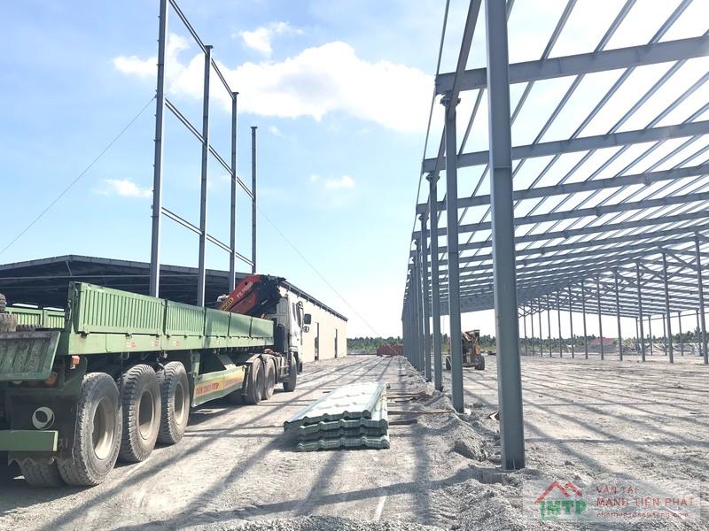 Xe cẩu 18 tấn bốc dỡ dầm thép dài 15 - 18m tại công trình xây dựng ở Nhơn Trạch, Đồng Nai