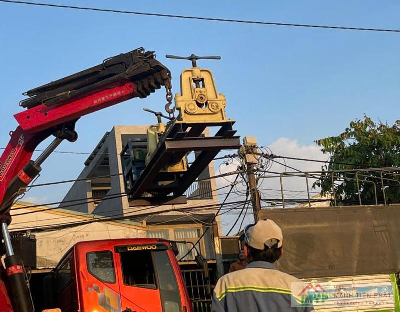 Xe cẩu 18 tấn đưa thiết bị cơ khí vào vị trí lắp đặt trong nhà máy tại TP. Thủ Đức, TP.HCM