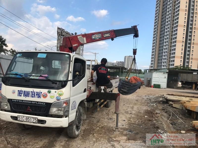 Xe cẩu 6 tấn lắp dựng kết cấu thép cho công trình nhà tiền chế