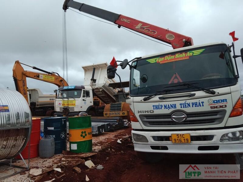 Xe cẩu 9 tấn lắp đặt máy phát điện, bồn chứa và thiết bị cơ điện công nghiệp