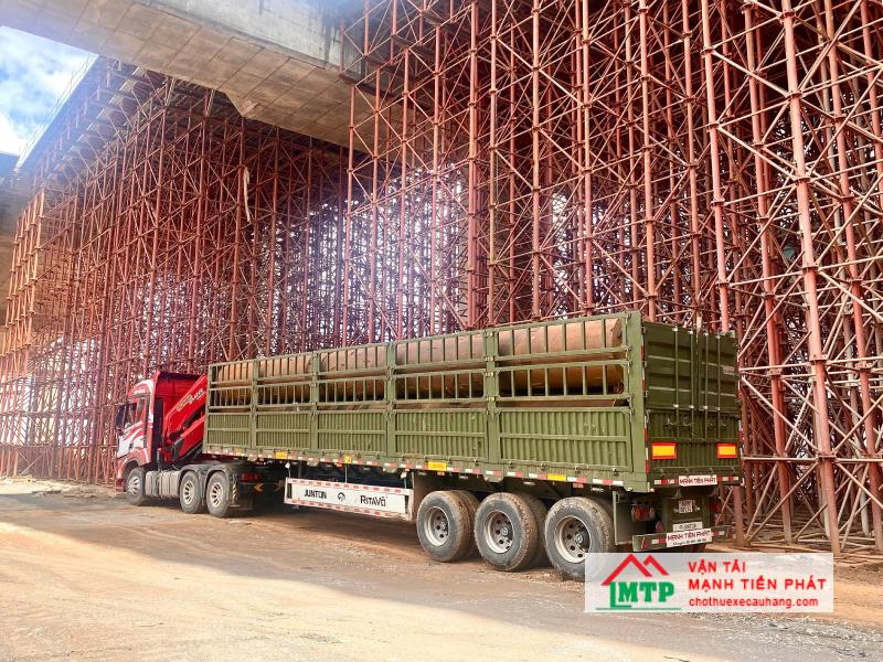 Xe cẩu 50 tấn có thùng chuyên dùng cho các công trình quy mô lớn tại Khánh Hòa của Vận Tải MTP