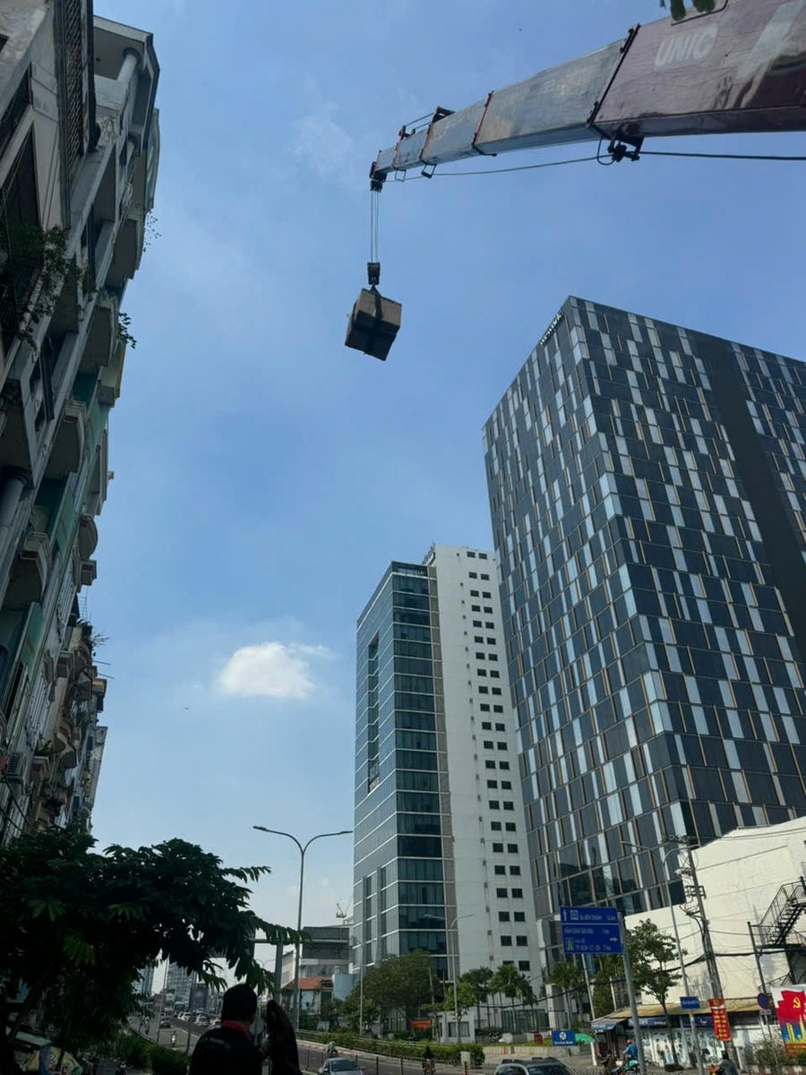 Cẩu đưa đồ lên cao tại Tiền Giang