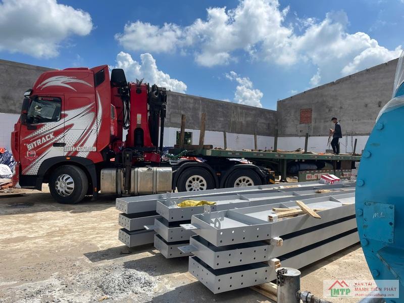 Xe cẩu MTP lắp dựng nhà thép tiền chế tại Hoài Tân, Hoài Nhơn