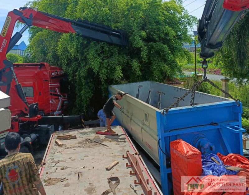 Xe cẩu MTP cẩu thiết bị công nghiệp tại KCN Ninh Thủy, Ninh Hòa, Khánh Hòa