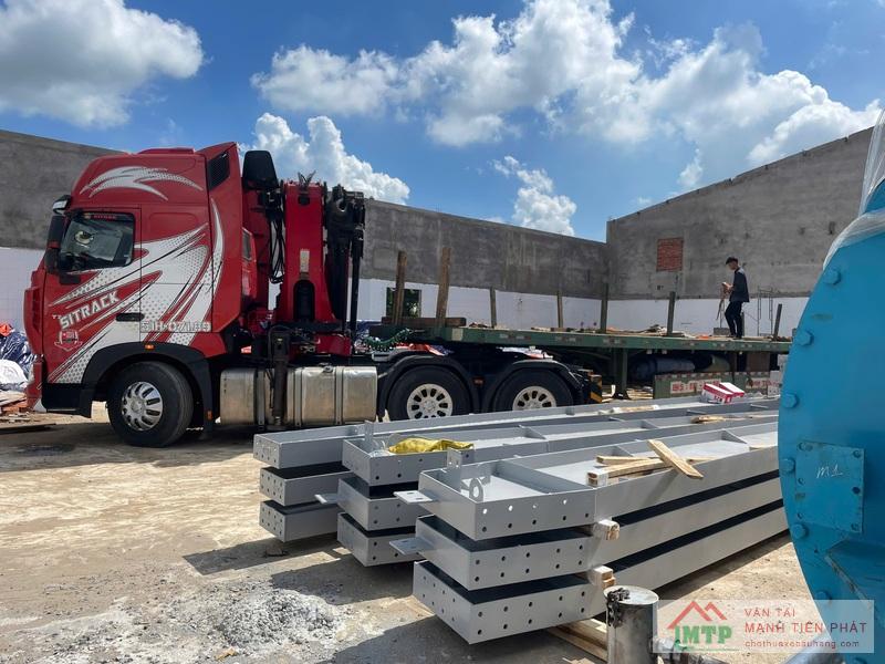 Xe cẩu MTP lắp dựng nhà thép tiền chế tại Ninh Xuân, Ninh Hòa
