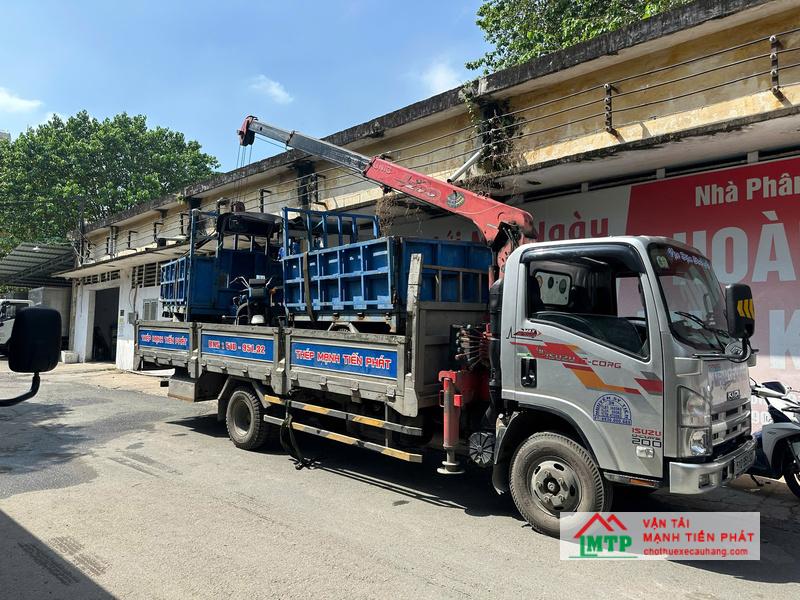 Xe cẩu MTP vận chuyển xe ba bánh đến kho cà phê tại Đạt Hiếu, Buôn Hồ và cẩu hạ theo yêu cầu