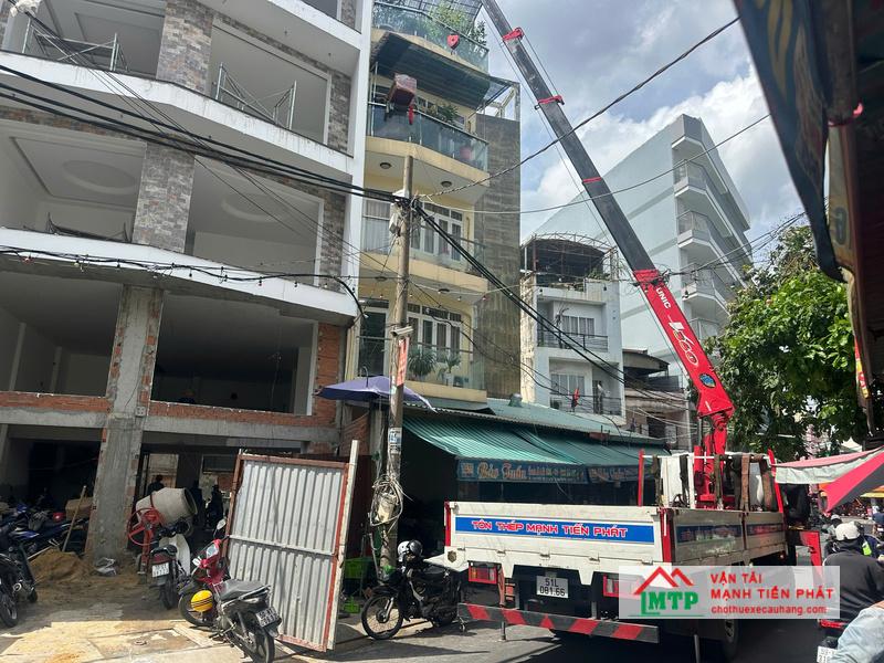 Xe cẩu MTP nâng hàng hóa lên cao cho nhà dân tại phường An Bình, Buôn Hồ