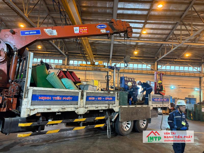Xe cẩu MTP vận chuyển và cẩu hàng và thiết bị đến cho nhà xưởng tại Cam Thành Nam, Cam Ranh