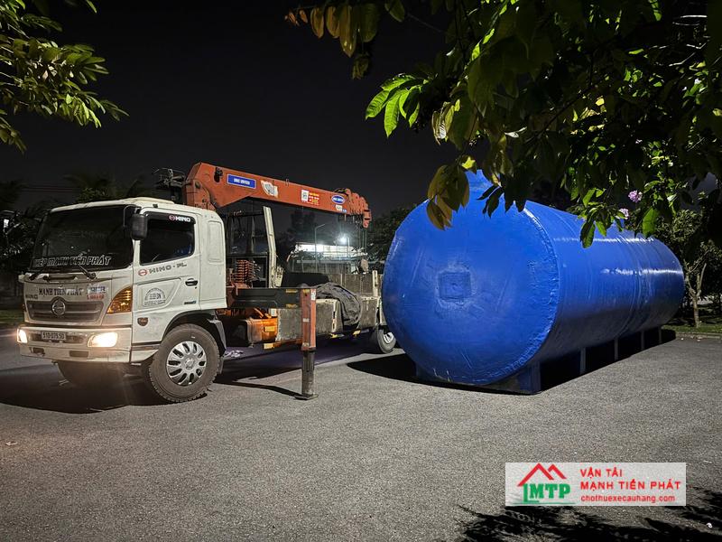 Xe cẩu MTP vận chuyển và cẩu bồn silo đến Khu công nghiệp Nam Cam Ranh