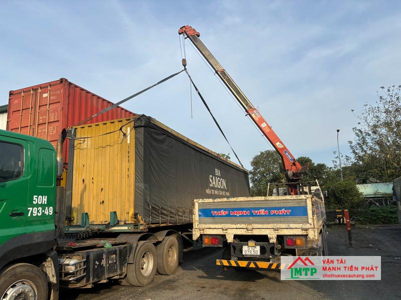 Xe cẩu MTP bốc dỡ container tại khu vực kho bãi Cam Ranh