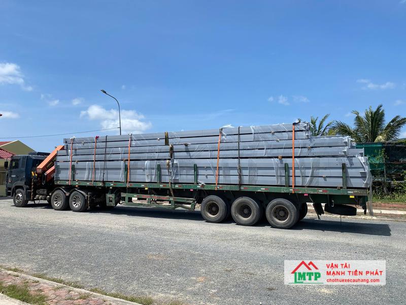 Xe cẩu MTP vận chuyển và cẩu lắp khung thép nhà xưởng tại Hòa Tâm, Đông Hòa, Phú Yên