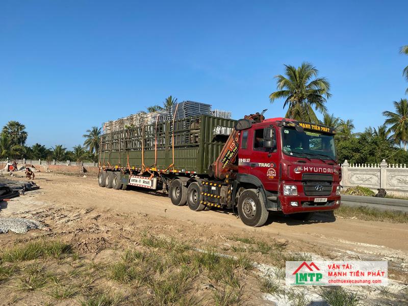 Xe cẩu MTP vận chuyển và cẩu kết vật tư thi công nhà xưởng từ Tuy Hòa đến Đông Hòa, Phú Yên