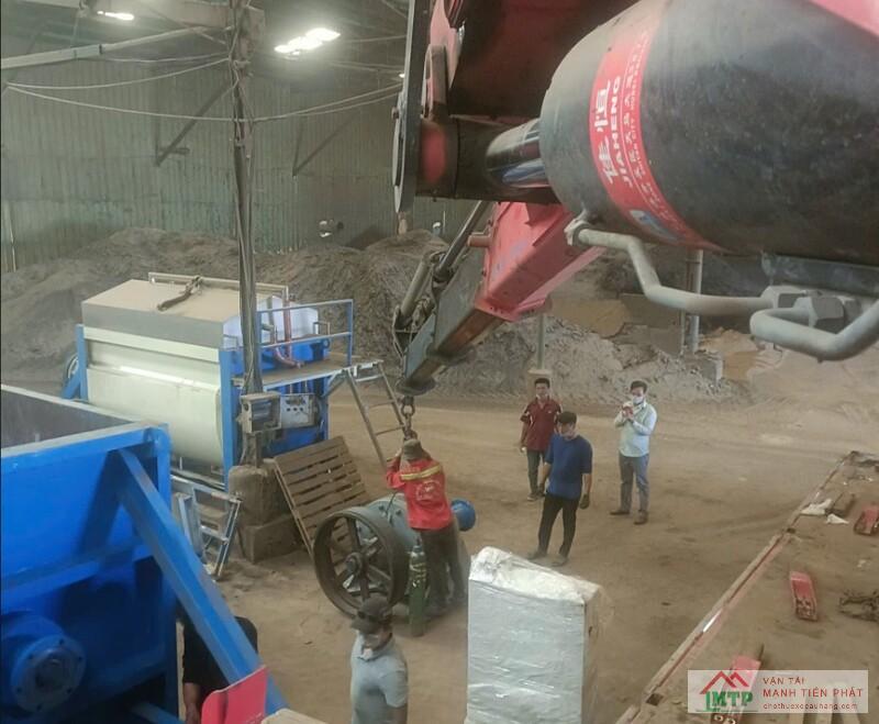Xe cẩu MTP nâng hạ thiết bị công nghiệp tại Cảng Quy Nhơn