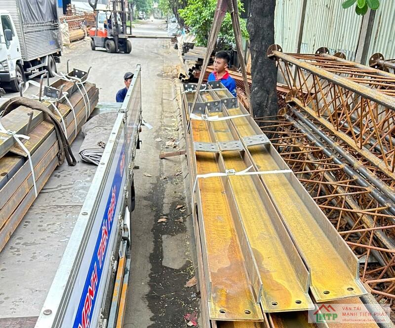 Xe cẩu MTP lắp dựng nhà thép tiền chế tại Xuân Thịnh, Sông Cầu