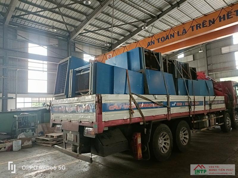 Xe cẩu MTP nâng hạ thiết bị cơ khí tại khu vực cảng cá Sông Cầu, Phú Yên