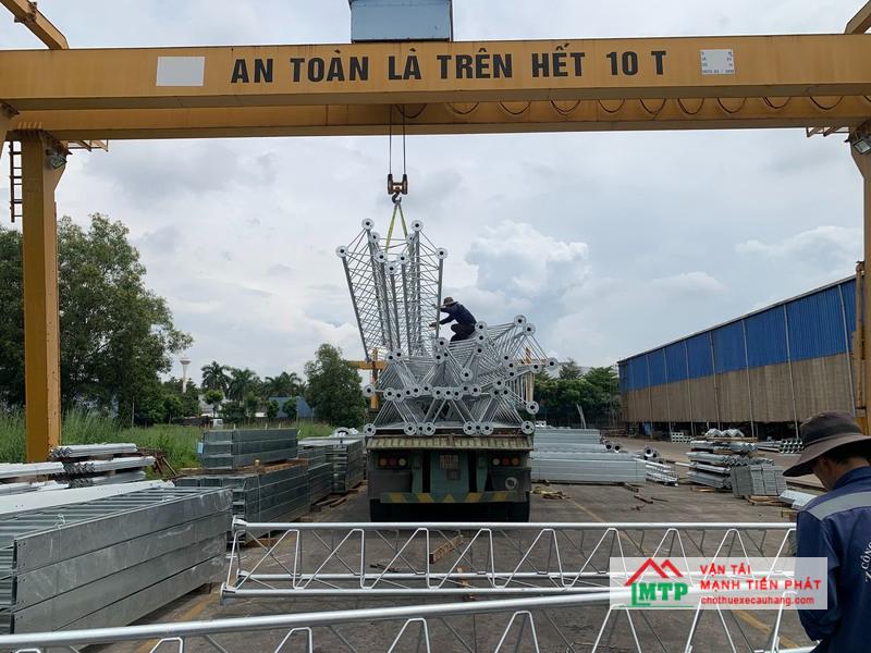 Xe cẩu MTP cẩu kết cấu thép công trình năng lượng tại Sơn Thành Đông, Tây Hòa