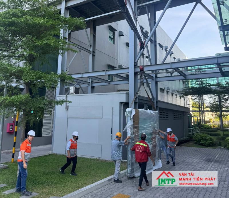 Xe cẩu MTP vận chuyển và cẩu khung thép cho công trình nhà xưởng tại An Mỹ, Tuy An