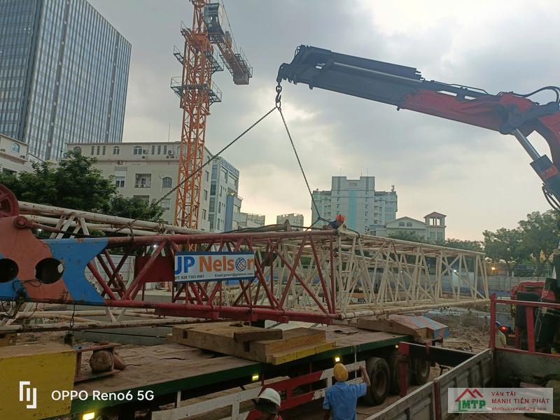 Xe cẩu MTP cẩu lắp dầm thép nhà xưởng tại phường Phú Đông, TP Tuy Hòa, Phú Yên 