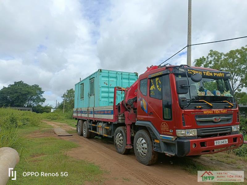 Xe cẩu MTP cẩu máy phát điện cho khách sạn khu vực đường Hùng Vương, TP Tuy Hòa, Phú Yên