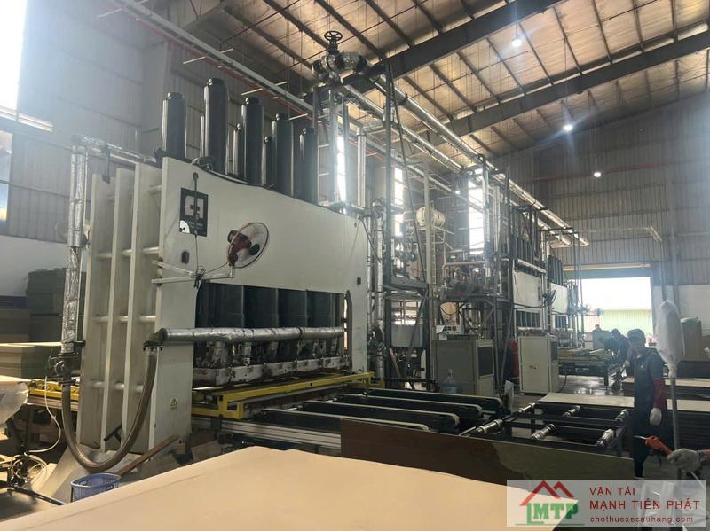 Quá trình cẩu thuê, nâng hạ máy ép công nghiệp đòi hỏi áp dụng kỹ thuật lật dựng riêng