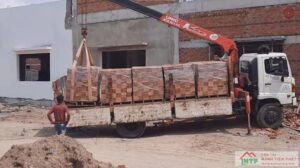 Dịch vụ thuê xe cẩu chở pallet gạch xây dựng
