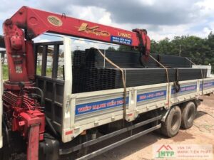 Dịch vụ thuê xe cẩu chở tôn và xà gồ