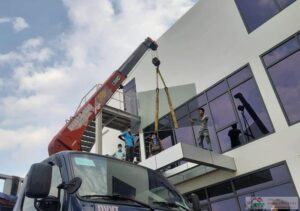 Cho thuê xe cẩu lắp đặt, tháo dỡ và thay mới mái che, canopy