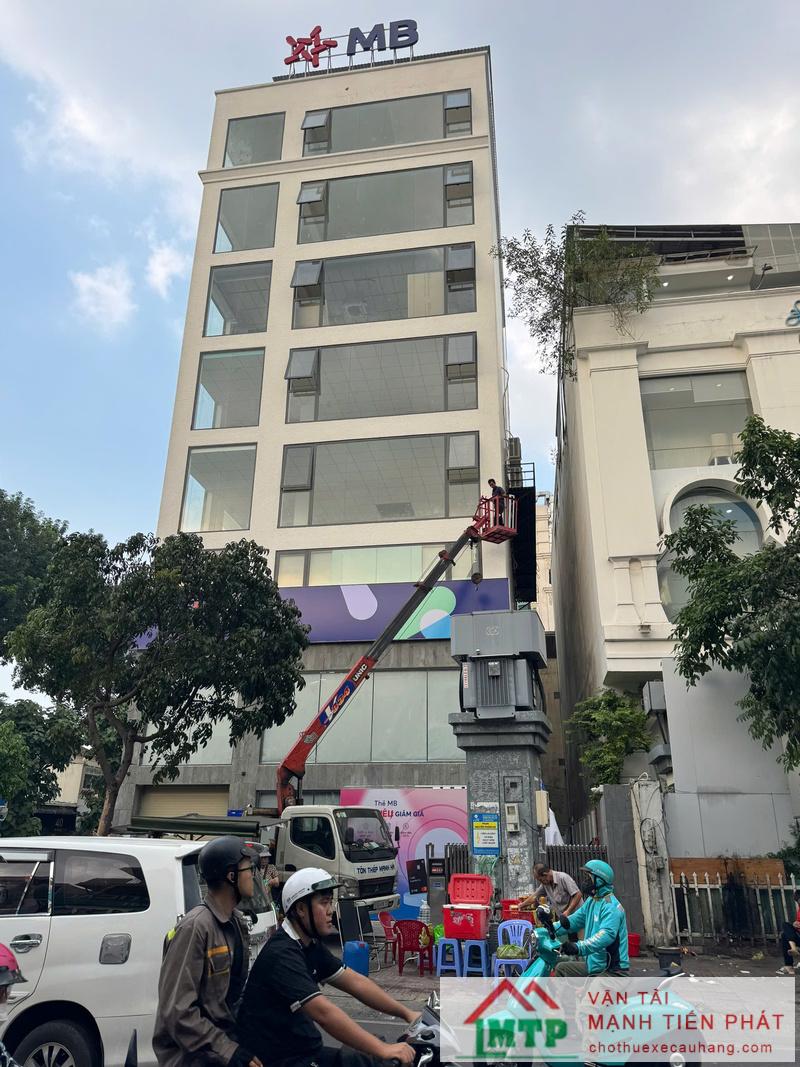 Vận tải MTP cung cấp dịch vụ thuê xe nâng người theo ngày, thuê theo tháng, dài hạn uy tín