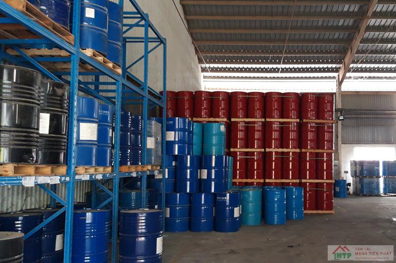 Vận tải MTP cung ứng dịch vụ cẩu thuê, chở thuê pallet hóa chất uy tín