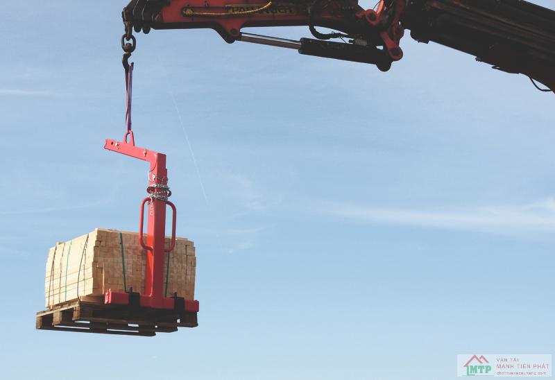 Nguyên tắc móc cẩu pallet hóa chất để không xê dịch kiện hàng