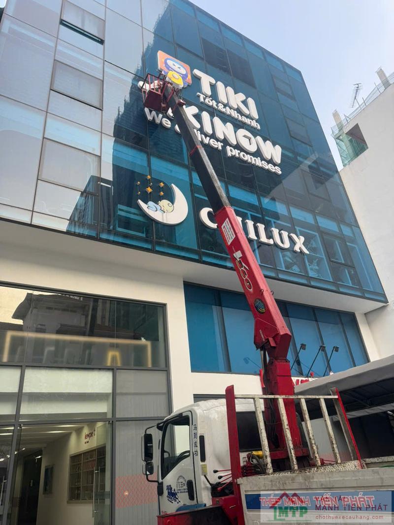 Cẩu billboard, quảng cáo ngoài trời phức tạp hơn cẩu kết cấu thông thường