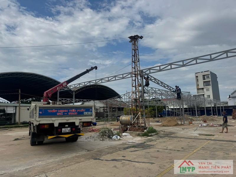 Các hạng mục thường thuê xe cẩu thi công tại showroom, trung tâm thương mại, siêu thị, nhà hàng
