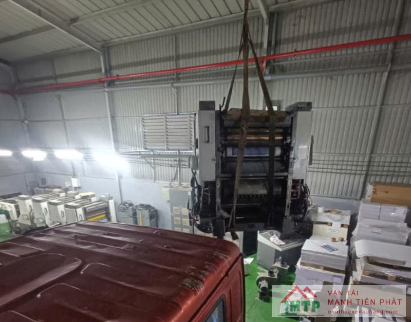 Cẩu hạ máy móc, dây chuyền sản xuất chuyên nghiệp tại KCN Đức Hòa