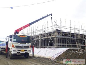 Cho thuê xe cẩu thi công showroom, TTTM, nhà hàng