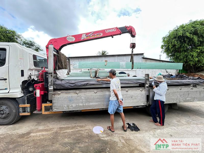 Thuê xe cẩu thi công gấp khi tiến độ xây dựng bị kẹt