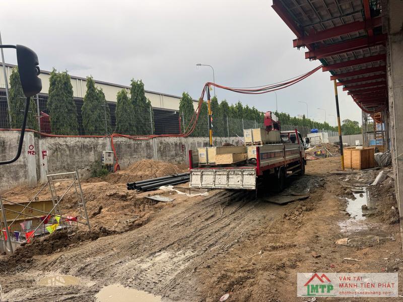 Thuê xe cẩu thi công gấp để xử lý cây đổ và vật cản sau mưa bão